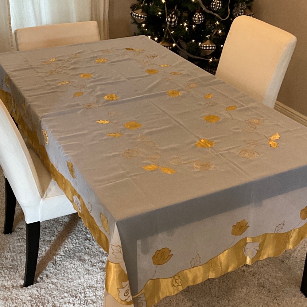 Elegant Gold-embroidered shear Tablecloth
